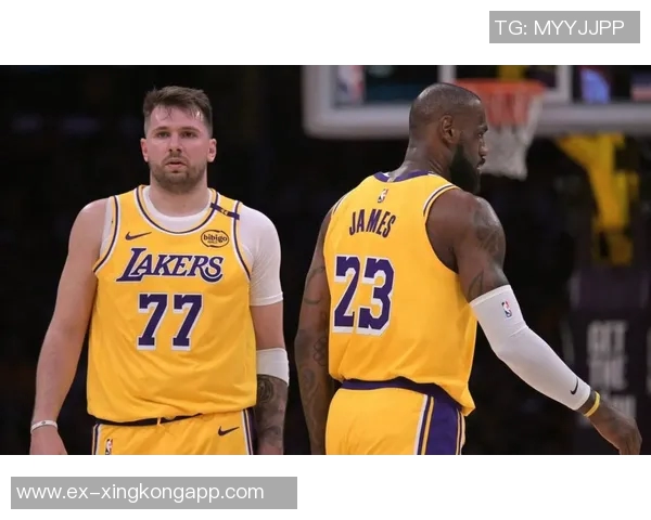 双核联手逆转胜利湖人发布詹姆斯东契奇赢球海报庆祝